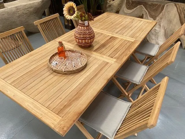 Ausziehbarer Esstisch Teak mit sechs Stühlen, schräg von oben in einem Ausstellungsraum fotografiert - Mokana Furniture