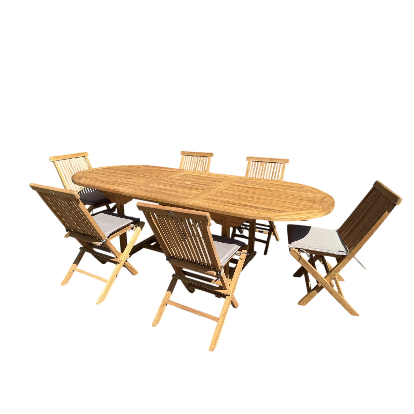 Ausziehbarer Esstisch Teak mit sechs Stühlen mit Kissen, auf weißem Hintergrund aus schräger Perspektive - Mokana Furniture