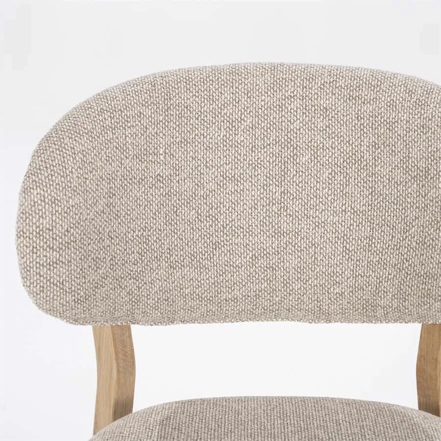 Nahaufnahme der Rückenlehne des Stuhls Mikky naturel - taupe Moon, mit der Textur des taupefarbenen Stoffbezugs und einem Teil des Holzrahmens - Eleonora