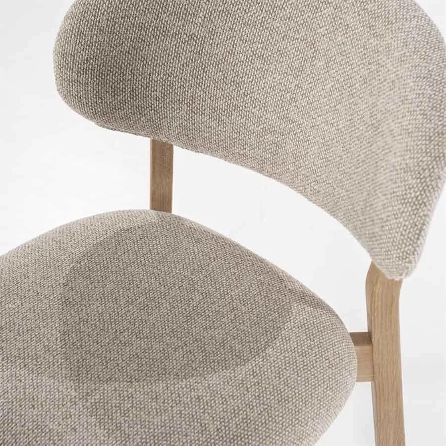 Detailaufnahme der Rückenlehne und Sitzfläche des Stuhls Mikky naturel - taupe Moon, mit Blick auf den Stoff - Eleonora