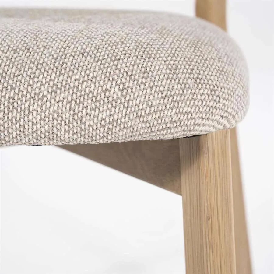 Detailaufnahme des Sitzes vom Stuhl Mikky naturel - taupe Moon mit dem gewebten Stoff und Holzbein - Eleonora