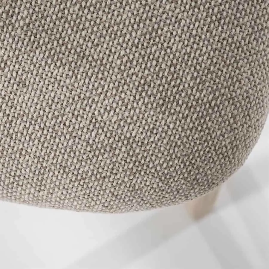 Detail des Stuhls Mikky naturel - taupe Moon, mit einer Nahaufnahme des taupefarbenen Stoffes und einem Teil eines hellen Stuhlbeins - Eleonora