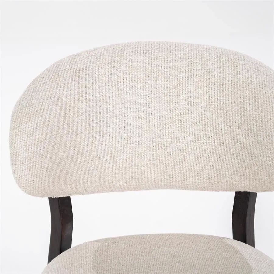 Detailaufnahme der Rückenlehne des Stuhls Mikky braun - beige Moon, mit beigem Stoffbezug und dunklen Holzbeinen - Eleonora