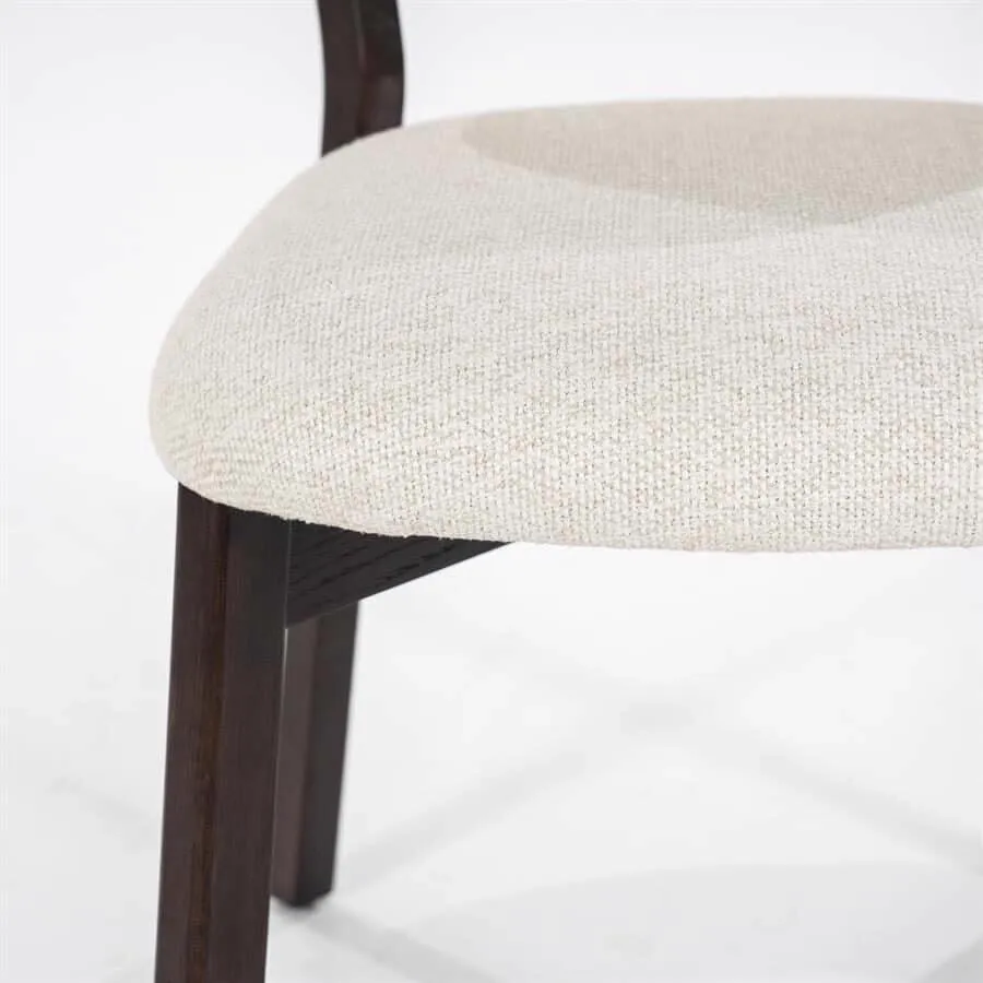 Detail des Stuhls Mikky braun - beige Moon, mit Fokus auf die beige Stoffpolsterung und dunkelbraune Beine - Eleonora
