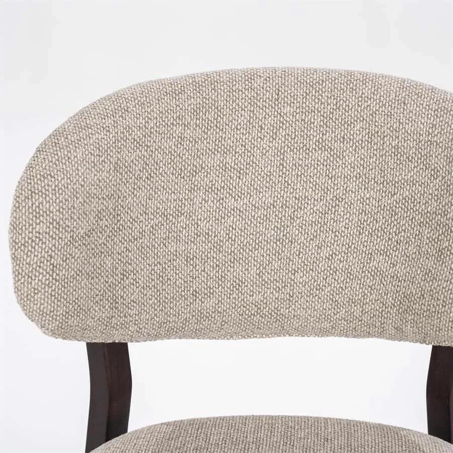 Detailaufnahme der Rückenlehne des Stuhls Mikky braun - taupe Moon, mit dem taupefarbenen Stoff und einem dunkelbraunen Bein - Eleonora