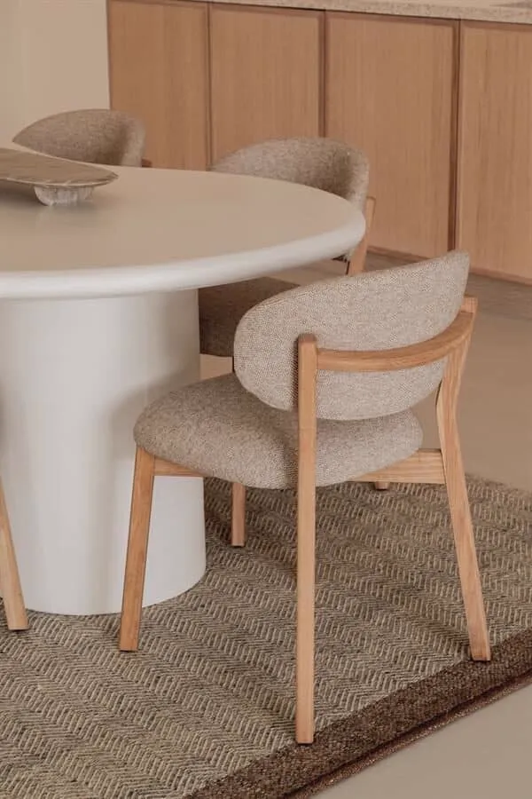 Stuhl Mikky naturel - taupe Moon an einem runden weißen Tisch in einem modernen Interieur - Eleonora