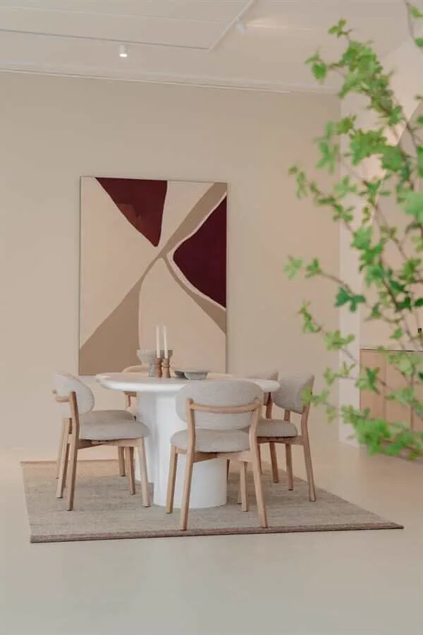 Stuhl Mikky naturel - taupe Moon in einem modernen Esszimmer mit einem runden weißen Tisch und abstraktem Gemälde - Eleonora