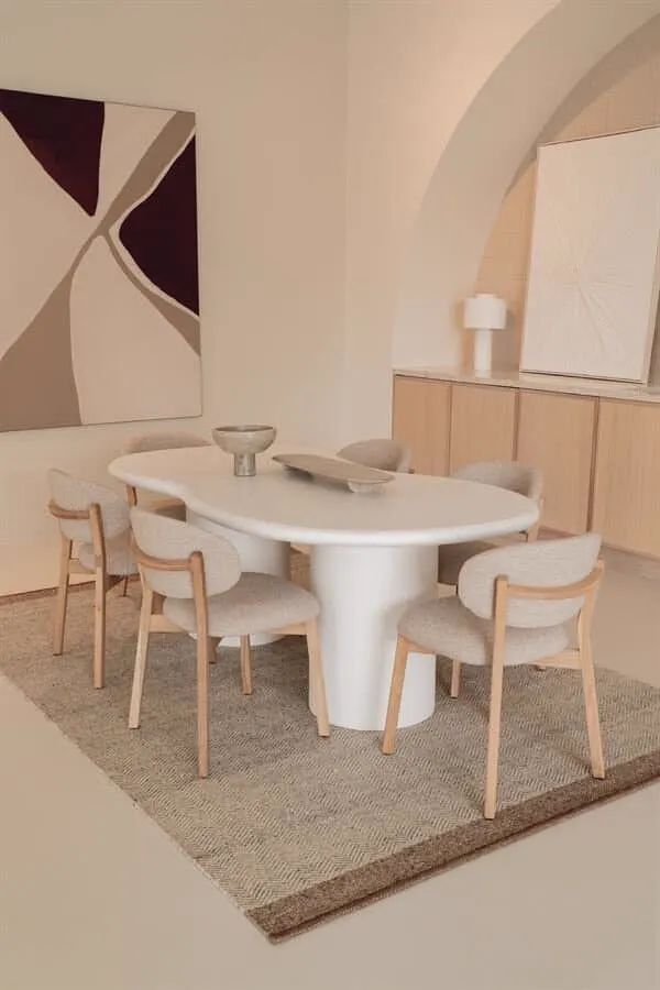 Stuhl Mikky naturel - taupe Moon in einem modernen Esszimmer mit organischem weißen Esstisch und abstrakter Kunst - Eleonora