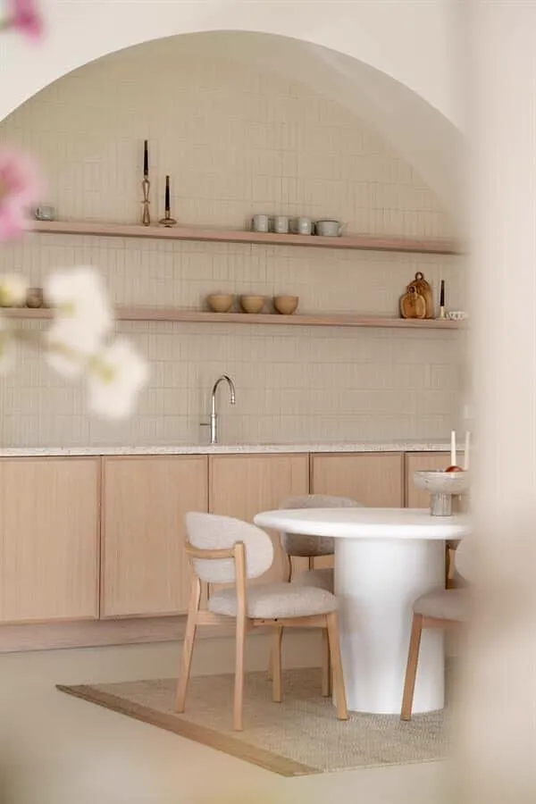 Stuhl Mikky naturel - taupe Moon in einer hellen, offenen Küche mit Holzregalen und einem weißen Tisch - Eleonora