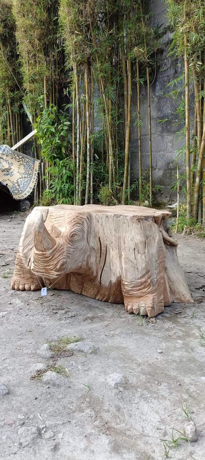 Couchtisch Rhino Teak Unique, ein einzigartiger Holztisch in Nashornform, draußen auf dem Boden - World of Brosi