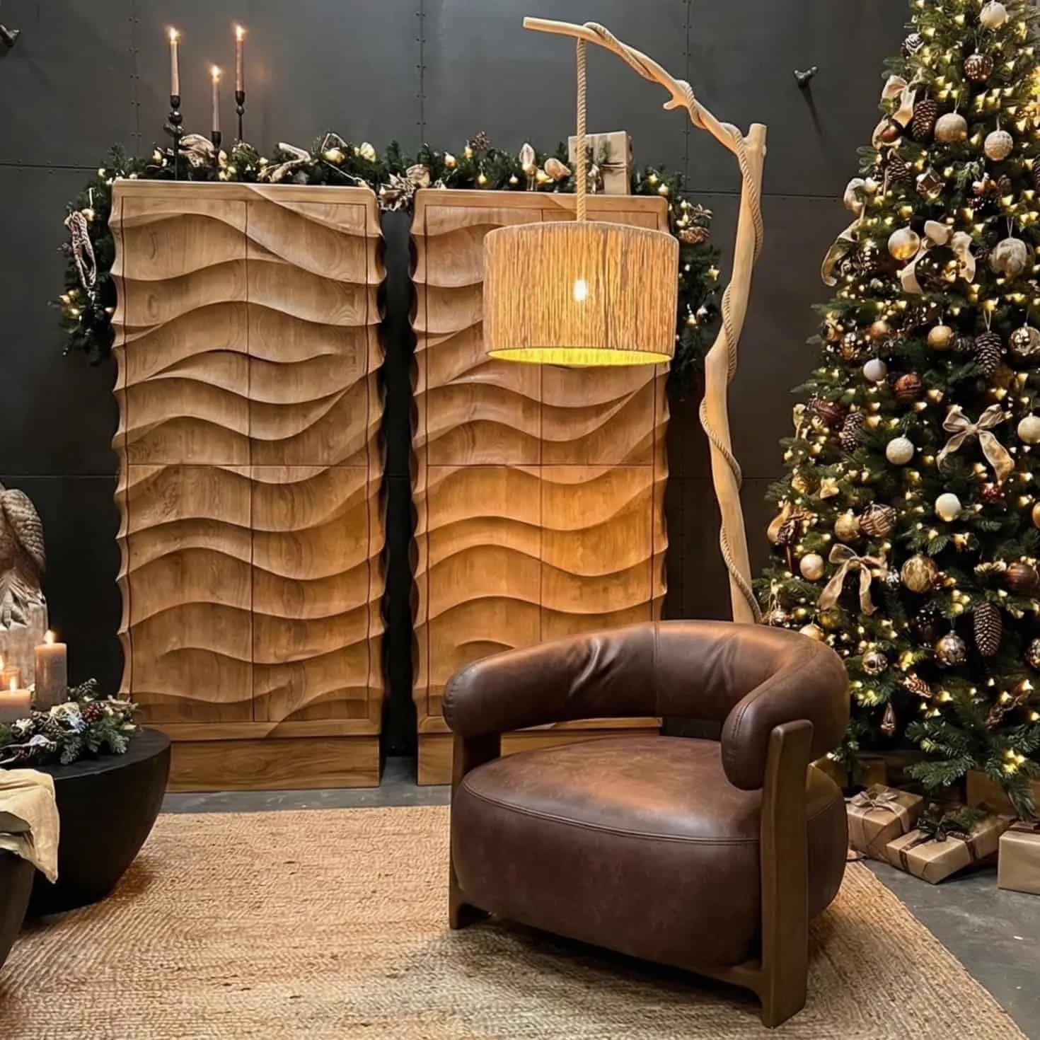 Sessel Japandi Africa Leder Tabac in einer stimmungsvollen Weihnachtsumgebung mit zwei Holzschränken und Weihnachtsbaum - Zitform