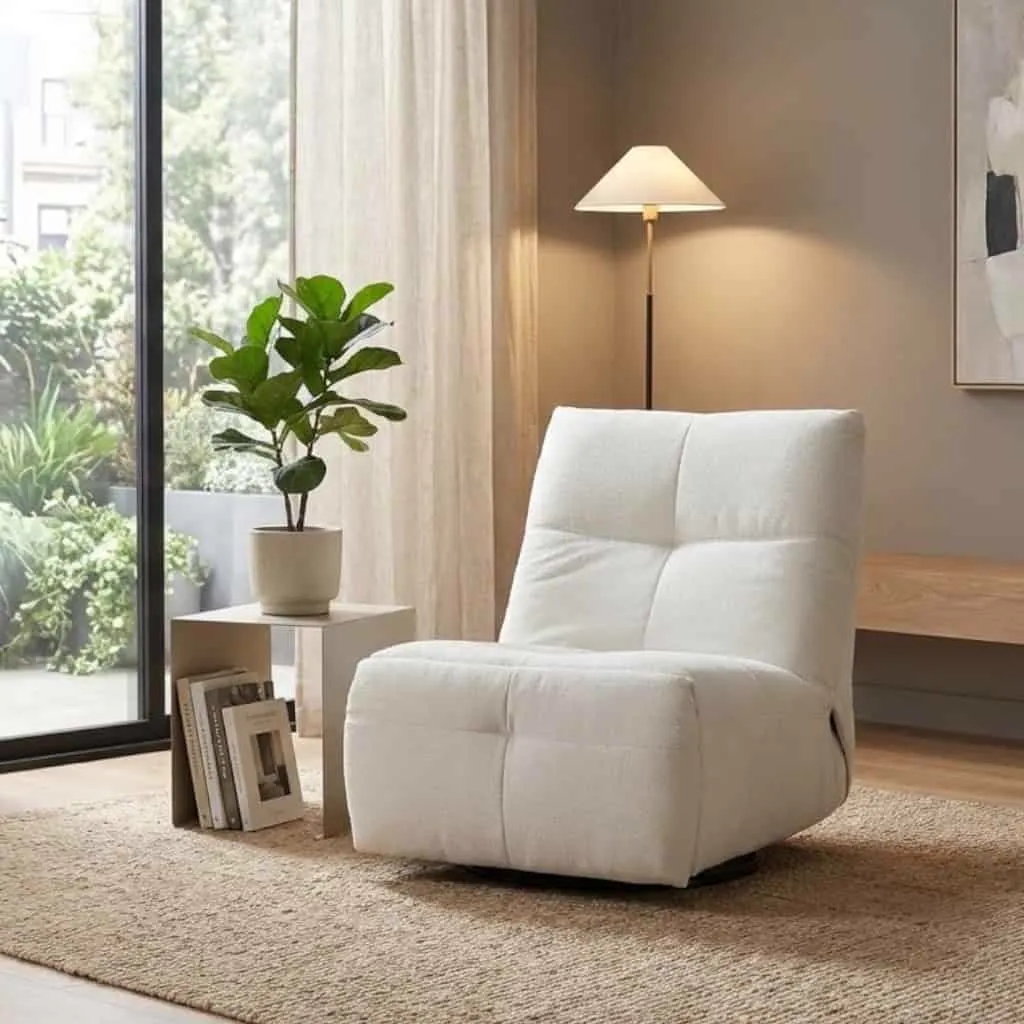 Relaxsessel Lazy in Off White in einem hellen Wohnzimmer mit Pflanze und Teppich, aus einer niedrigen Perspektive - Starfurn