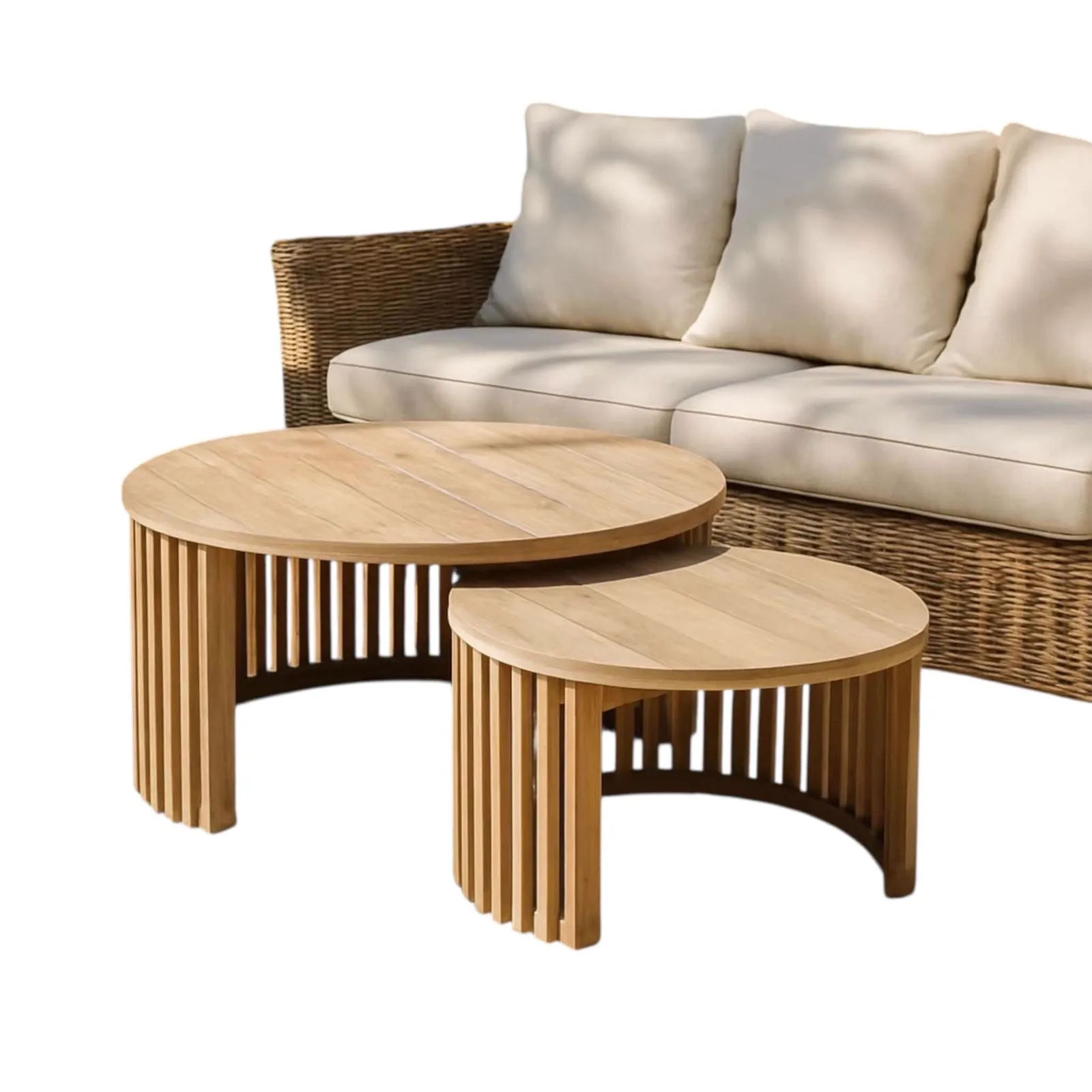 Rundes Couchtisch-Set aus Teakholz mit Lattenrostbeinen, auf weißem Hintergrund mit einem Sofa - Benoa
