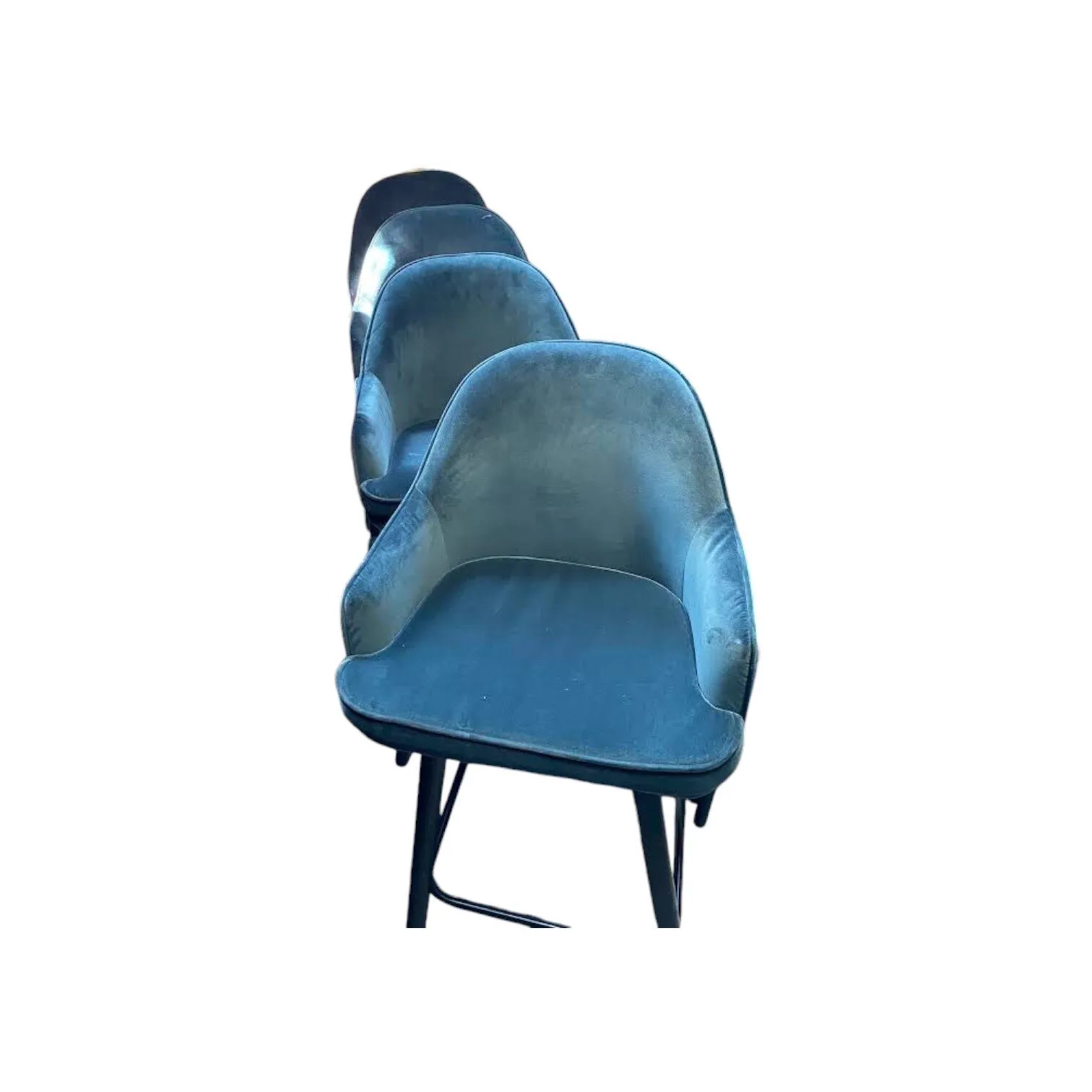 Vier blaue Barhocker Blue Stühle in einer Reihe, schräg von vorne fotografiert vor weißem Hintergrund
