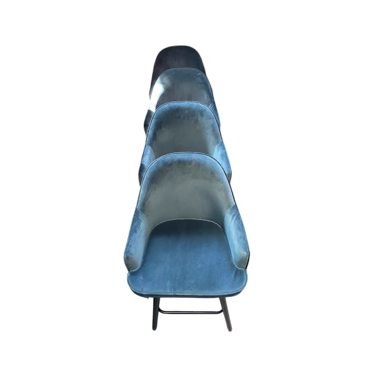 Vier Barhocker Blue in einer Reihe, von vorne gesehen auf weißem Hintergrund