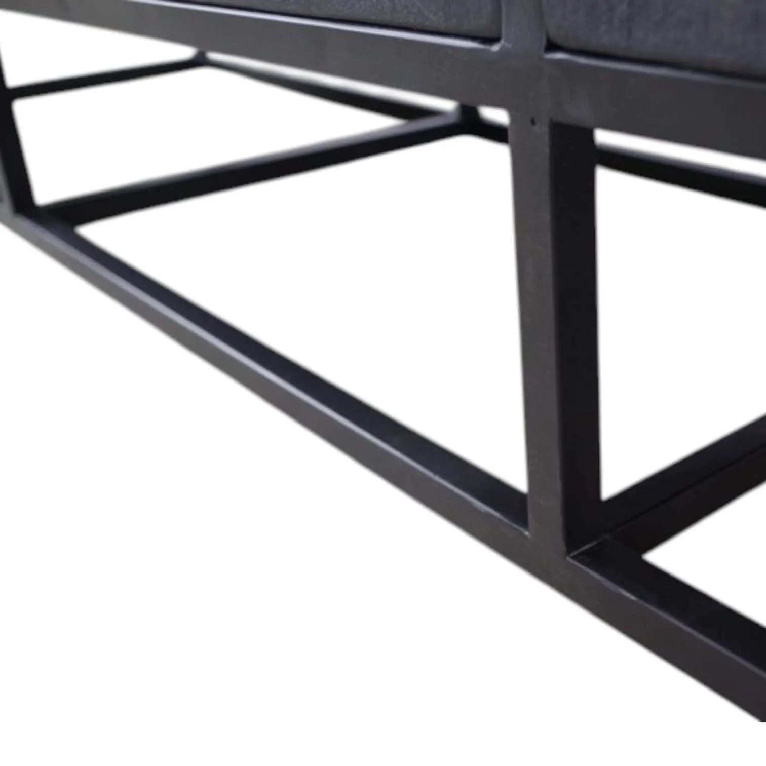 Nahaufnahme der schwarzen Metallbeine des Bob Sideboard 180 cm auf weißem Hintergrund - Wildeboer & van der Weide
