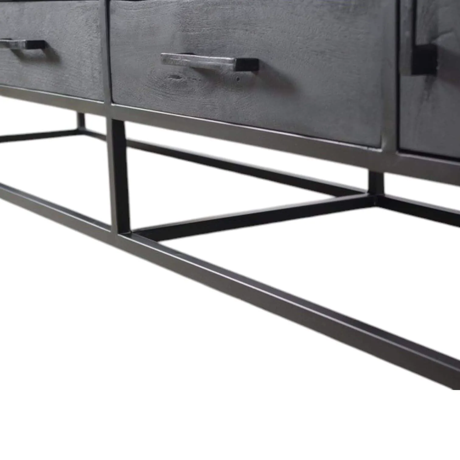 Detail des Bob TV-Möbel 220 cm, mit den Schubladen und dem Metallgestell aus einer niedrigen Perspektive - Wildeboer & van der Weide