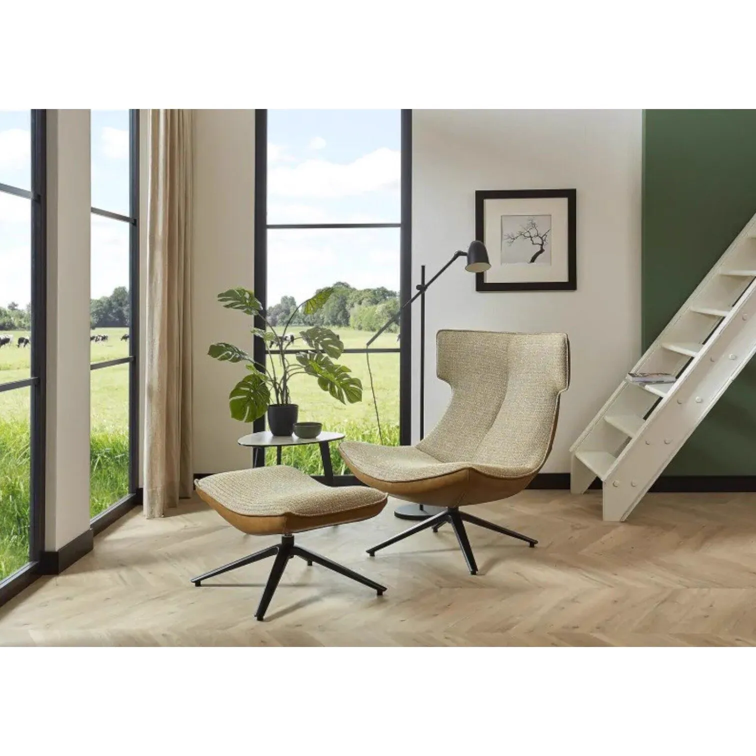 Sessel Enjoy mit Hocker in einem modernen Wohnzimmer mit großen Fenstern und grüner Aussicht - Class Design