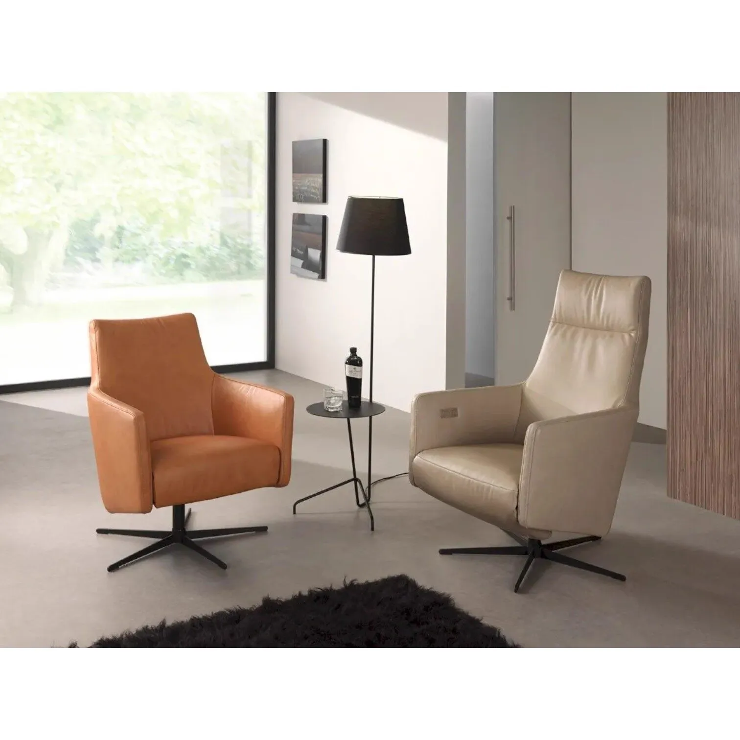 Zwei Sessel Irma in Cognac- und Beigeleder, stehend in einem modernen Wohnzimmer mit Teppich - Class Design