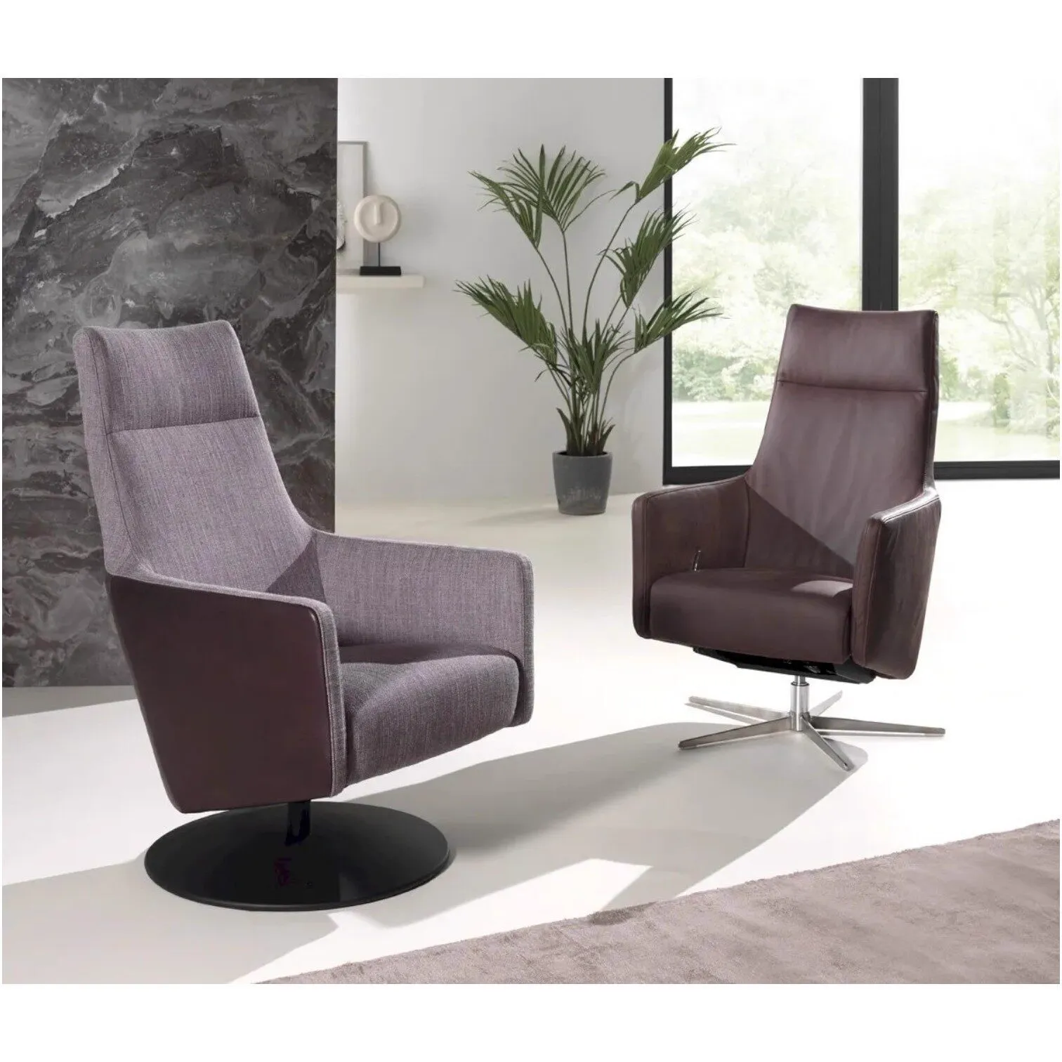 Zwei Sessel Irma in einem modernen Wohnzimmer, einer in Grau und einer in braunem Leder - Class Design