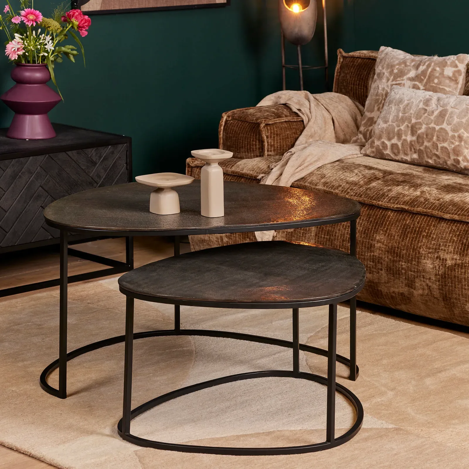 Der Couchtisch Lana, ein 2er-Set, steht in einem stimmungsvollen Wohnzimmer mit braunem Sofa - Starfurn