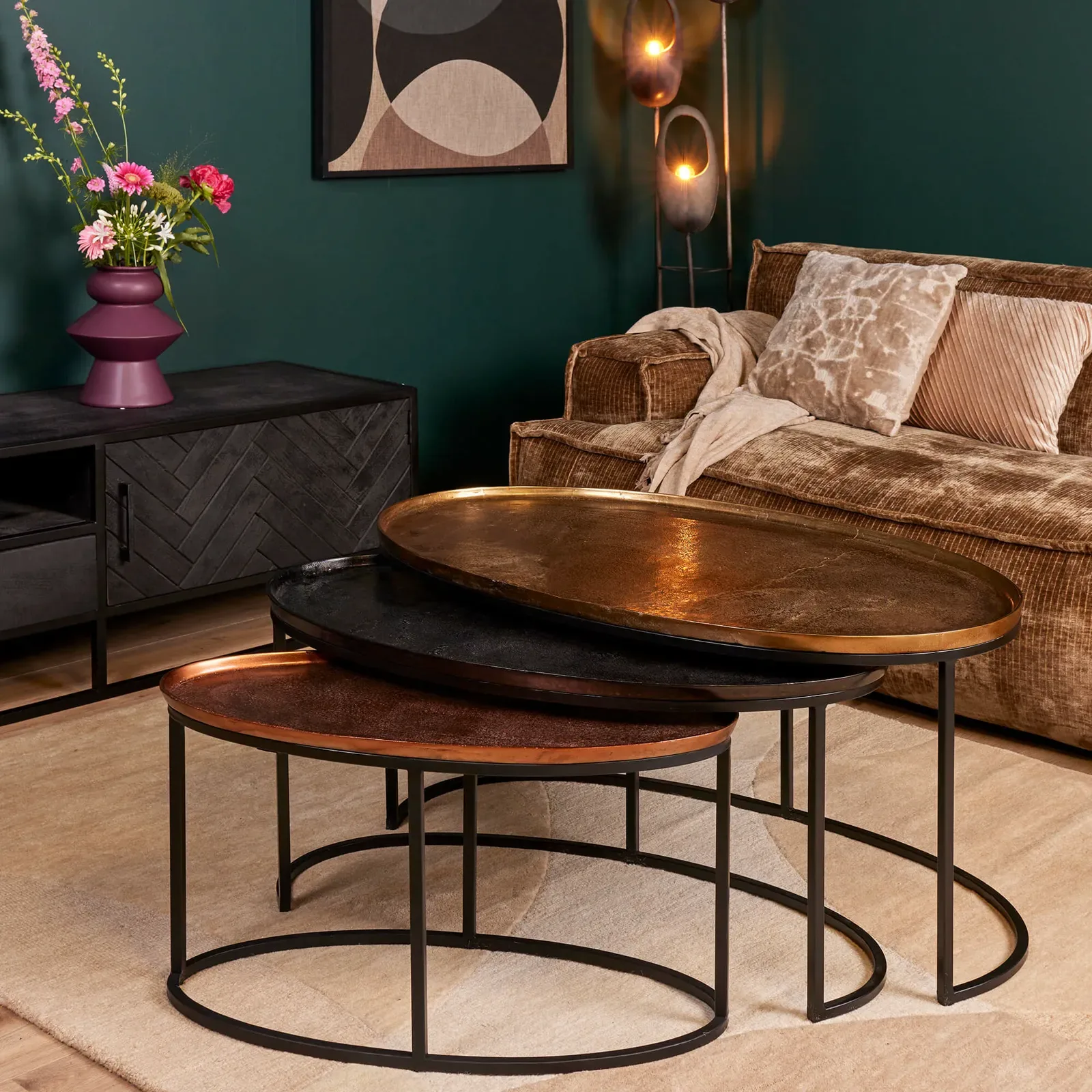 Die Couchtisch Raley 3er-Set in einem stimmungsvollen Wohnzimmer mit Sofa und Pflanzen - Starfurn