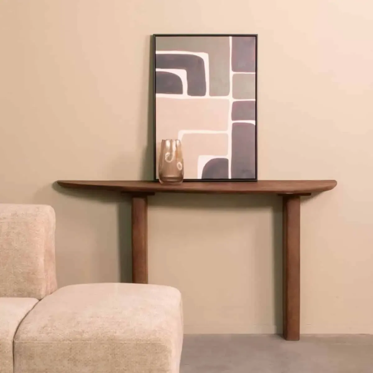 Beistelltisch Wow - Nature - Mangoholz - 135 cm mit einem abstrakten Gemälde und Vase in einem Wohnzimmer - LABEL51