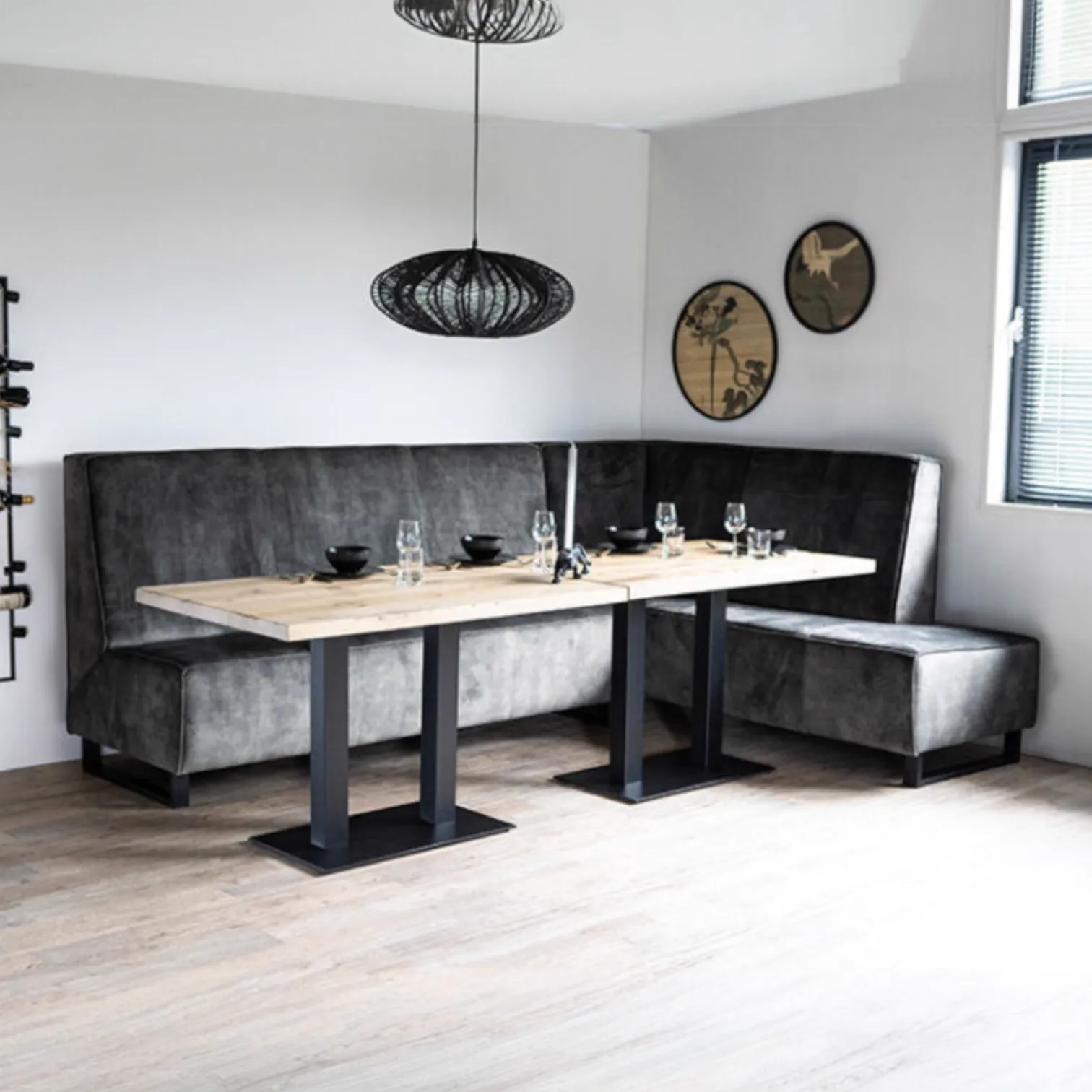 Eetkamerbank Jelle in een hoekopstelling met twee eettafels in een lichte eetkamer