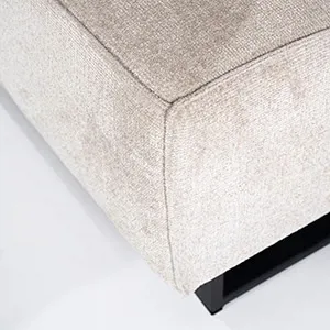 Detail van de Eetkamerbank Jelle, close-up van de hoek met de stoffen bekleding en zwarte poot