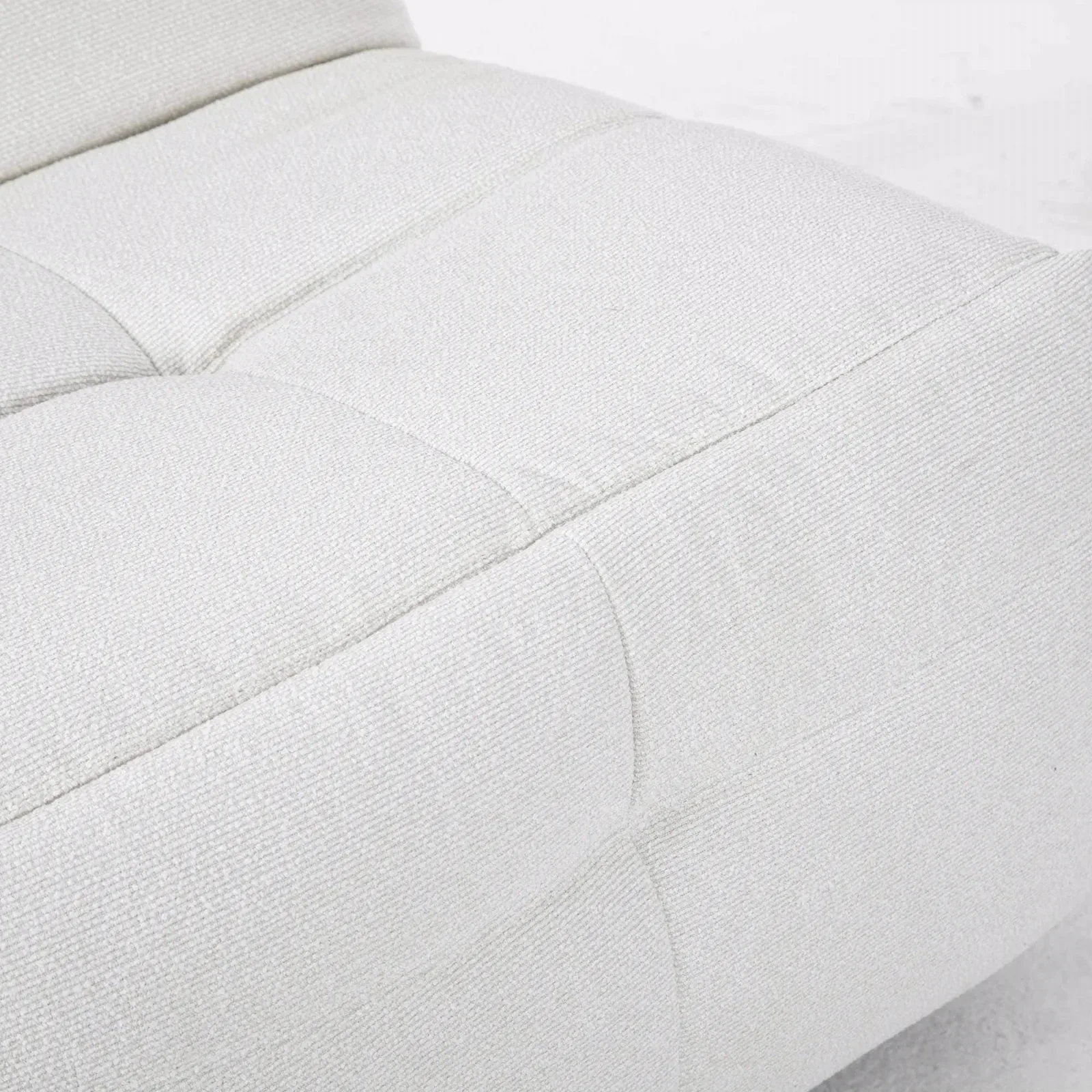 Nahaufnahme des off white Relaxsessel Lazy, mit Fokus auf die gepolsterte Sitzfläche und Rückenlehne mit vertikalen und horizontalen Nähten - Starfurn