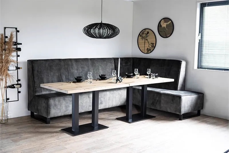 Eetkamerbank Jelle in een hoekopstelling, met twee houten eettafels ervoor, in een moderne eetkamer