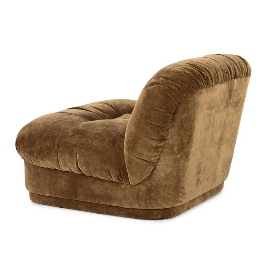 Lounge Chair Nook - Senf, von der Seite auf weißem Hintergrund, zeigt die weichen Rundungen und Falten - By-Boo