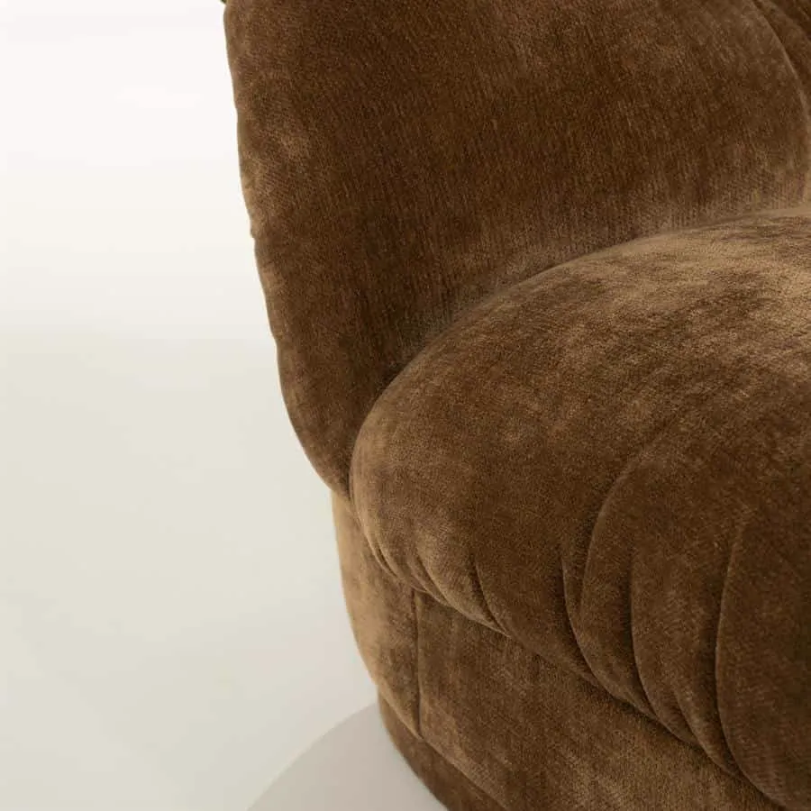 Detail des Lounge Chair Nook, mit dem senffarbenen Stoff und den weichen Rundungen - By-Boo