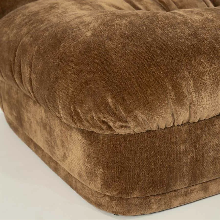 Detailaufnahme des Lounge Chair Nook - Senf, mit dem weichen, senffarbenen Veloursstoff und den tiefen Falten - By-Boo