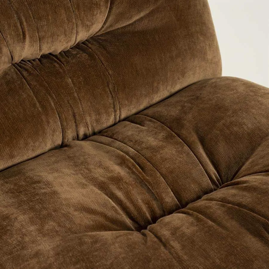 Detailaufnahme des Lounge Chair Nook, mit dem senfgelben, weichen Rippenstoff und den Steppnähten - By-Boo