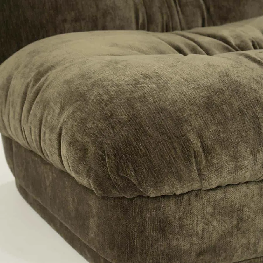Detailansicht der Sitzfläche des grünen Loungesessel Nook, mit dem üppigen Stoff und den Falten - By-Boo