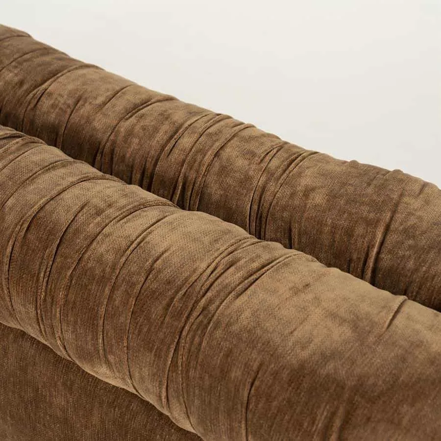 Detail der Bank Nook - Mustard, mit einer Nahaufnahme des braunen, gerafften Stoffes - By-Boo