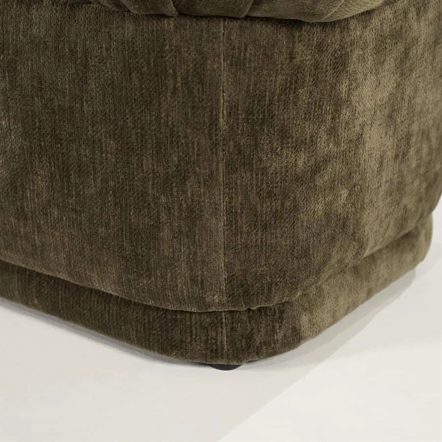 Detailaufnahme der Unterseite der Bench Nook - grün, mit der gepolsterten Sockelleiste und kleinen schwarzen Füßen - By-Boo