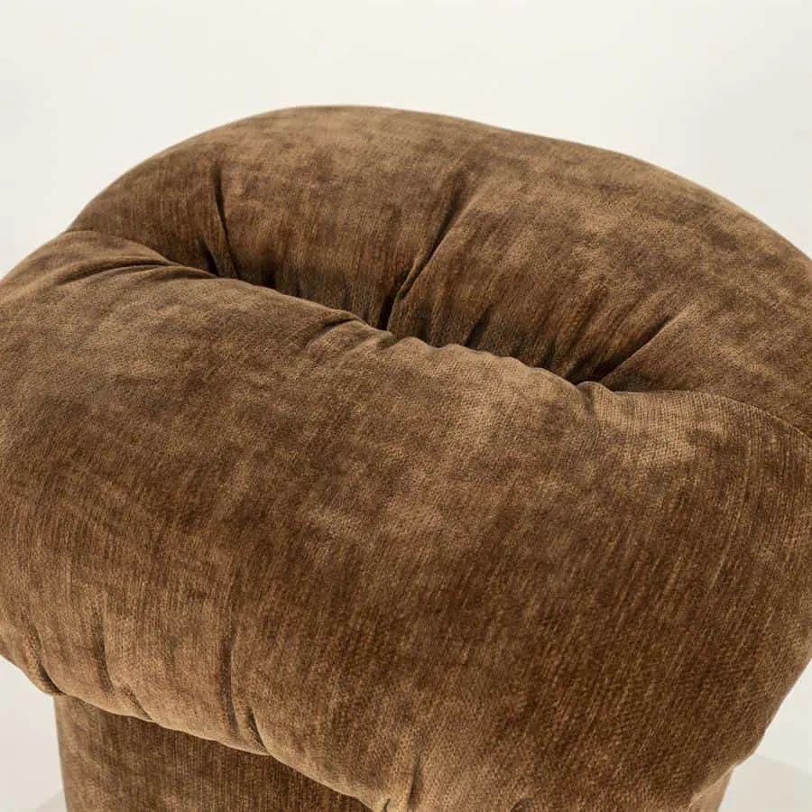 Detailaufnahme des Hocker Nook, mit der weichen, braunen Polsterung und Falten deutlich sichtbar - By-Boo