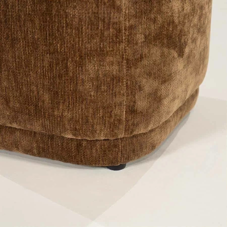 Detail des Hocker Nook - Senf mit einer Nahaufnahme des braunen Cordstoffs und einem kleinen Bein - By-Boo