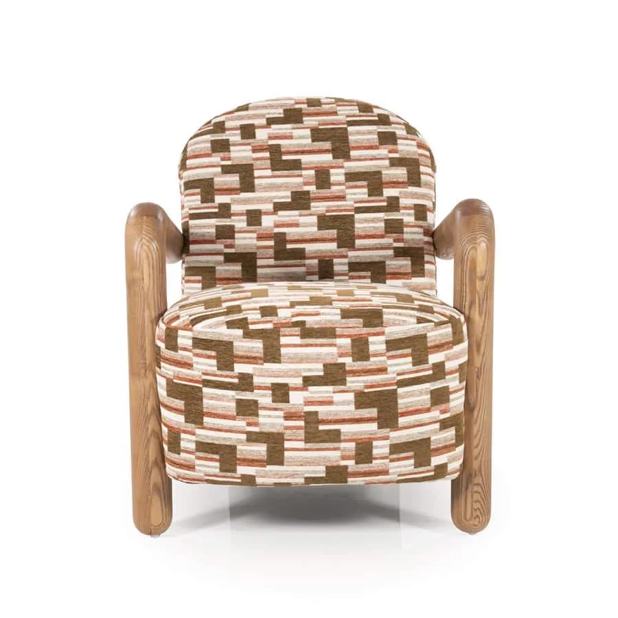 Der Retrova - print Sessel, ein Sessel mit auffälligem geometrischem Muster, steht auf weißem Hintergrund - By-Boo
