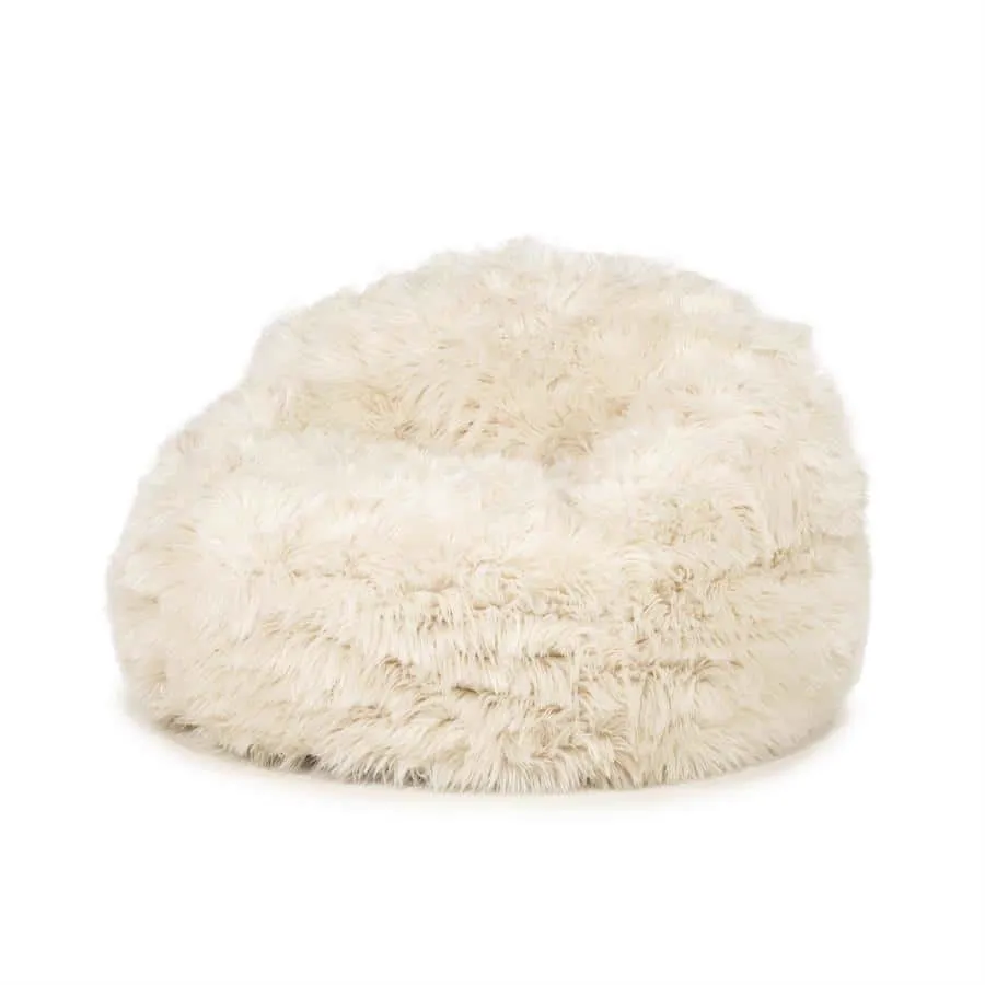 Der Snuzzle - beige, ein weicher, flauschiger Pouf, steht auf weißem Hintergrund - By-Boo
