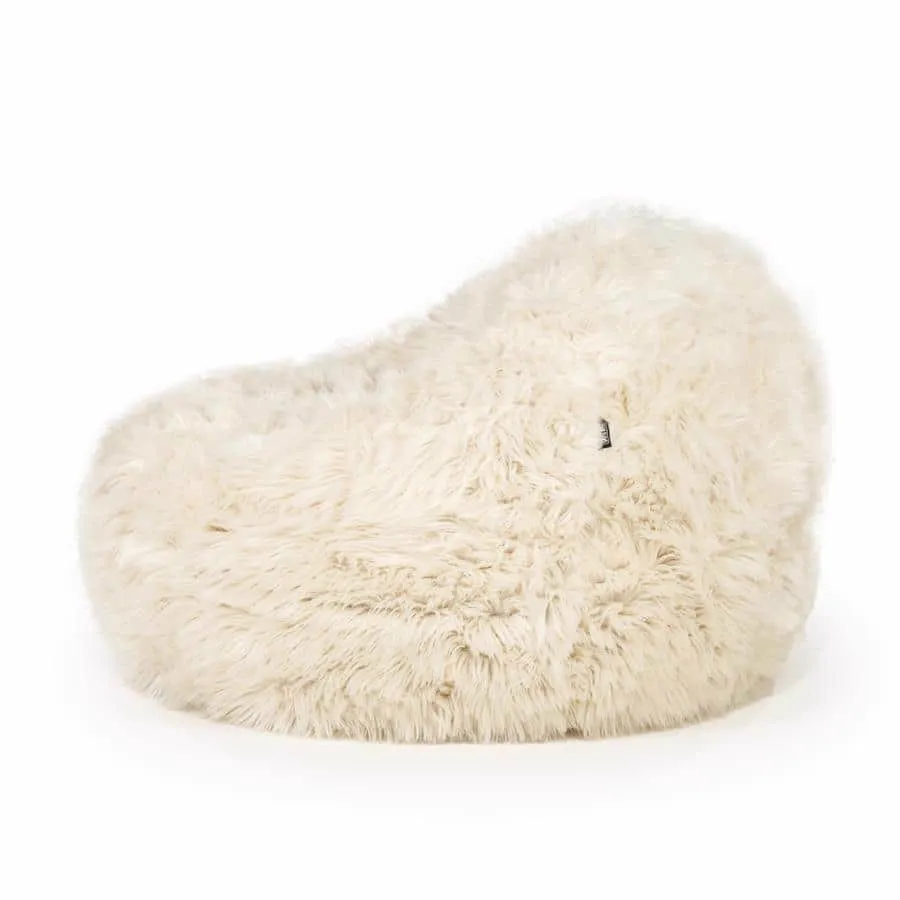 Der beige Snuzzle Sitzsack von By-Boo, mit einer weichen, flauschigen Textur, auf weißem Hintergrund