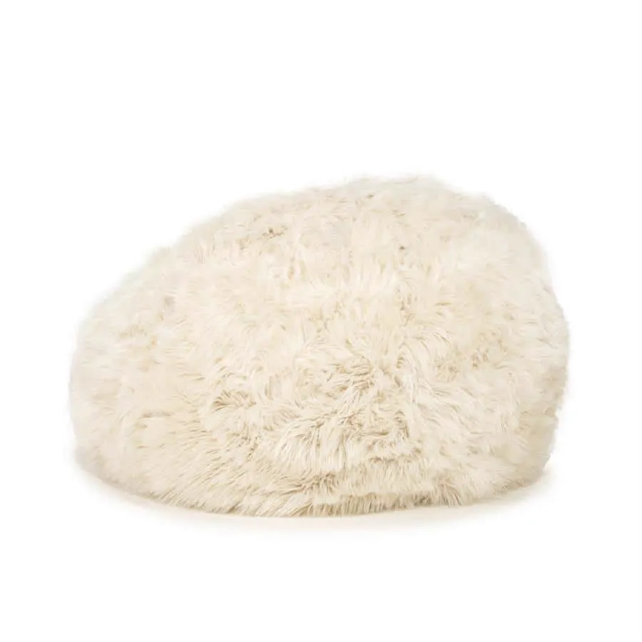 Das Snuzzle - beige, ein weiches und flauschiges beiges Kissen, fotografiert auf weißem Hintergrund - By-Boo