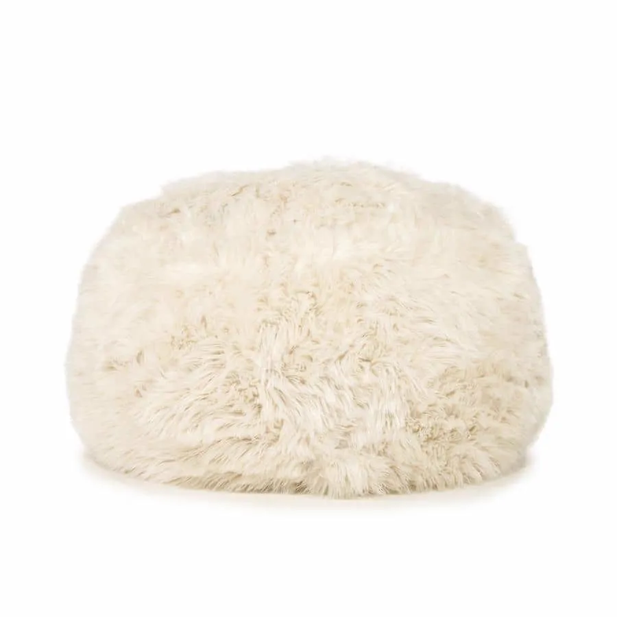 Der Snuzzle - beige, ein weicher und flauschiger Pouf, steht mittig auf weißem Hintergrund - By-Boo
