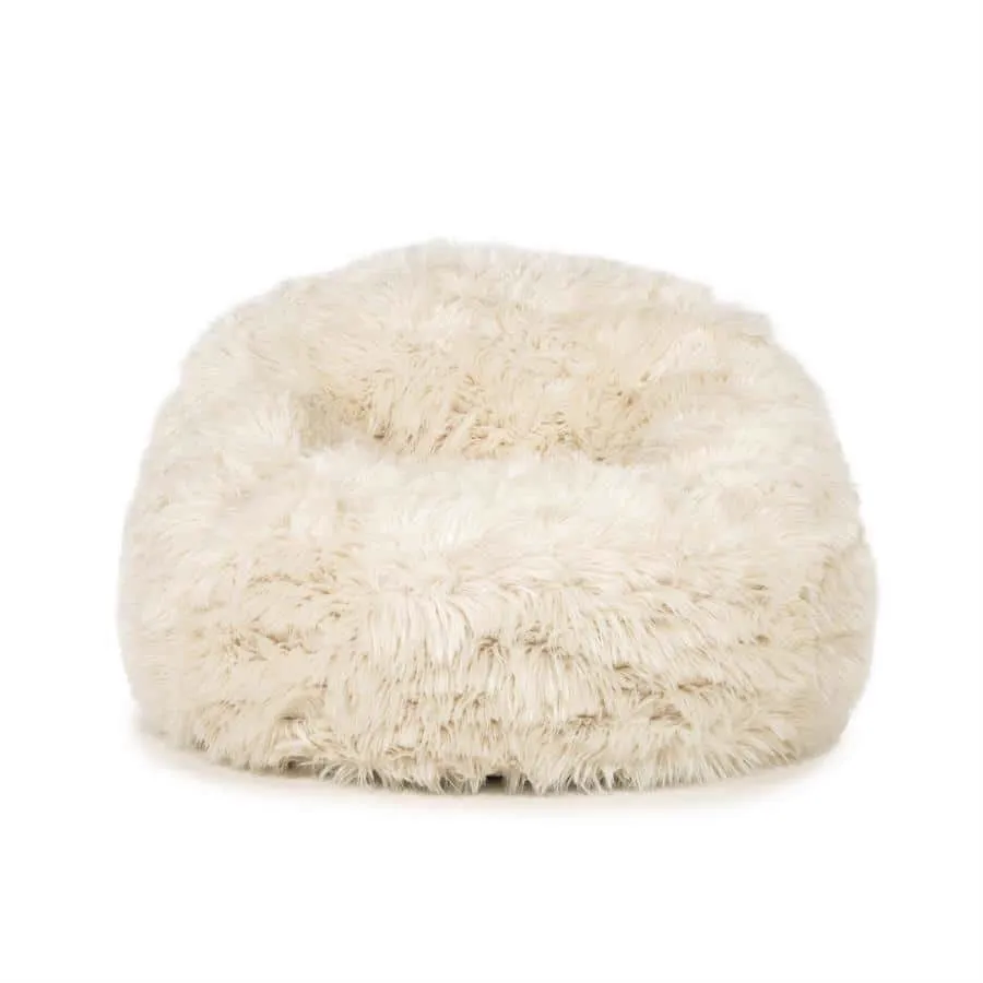 Der Snuzzle - beige, ein weicher, runder Pouf mit langen Haaren, fotografiert auf weißem Hintergrund - By-Boo
