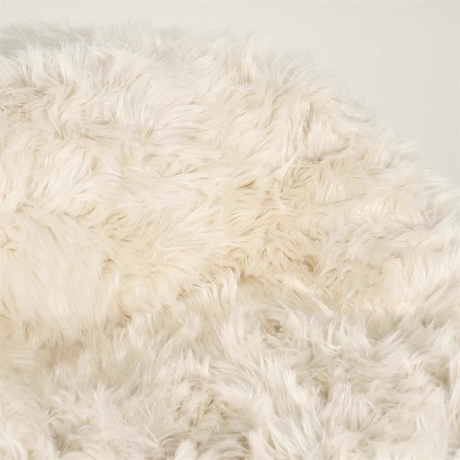 Nahaufnahme des weichen, beigen Stoffs des Snuzzle Sessels, mit langen Haaren und Textur - By-Boo