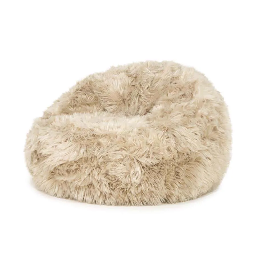 Der Snuzzle - taupe Sitzsack mit flauschiger Textur auf weißem Hintergrund, aus einer niedrigen Perspektive - By-Boo