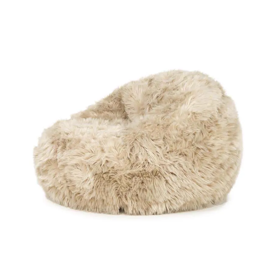 Der Snuzzle - taupe Sitzsack mit flauschiger Textur, fotografiert auf weißem Hintergrund - By-Boo