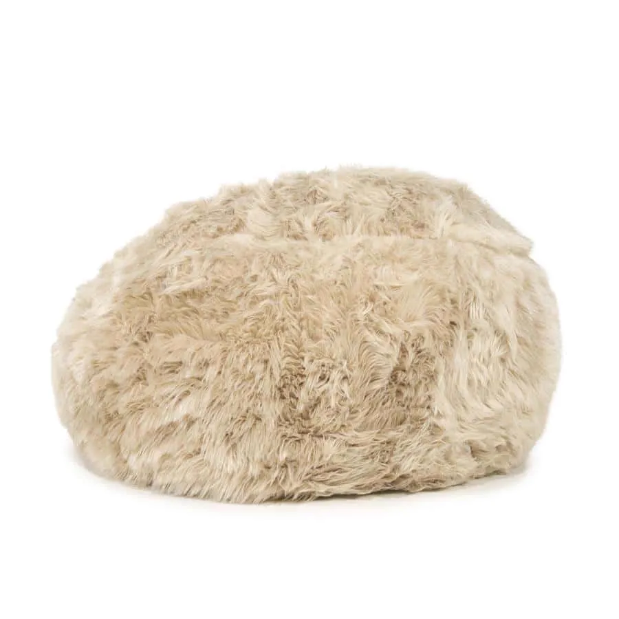Der Snuzzle - taupe Pouf mit flauschiger Textur, liegend auf weißem Hintergrund - By-Boo